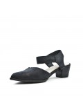 Black sandal with pointed toe