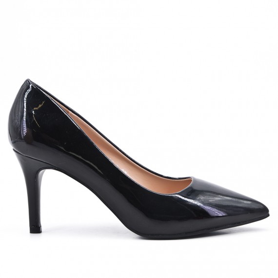 Tacones de charol negro