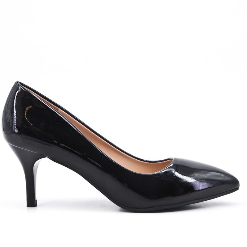 Tacones de charol negro