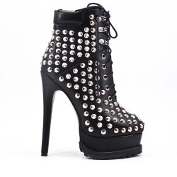 Bottine noire en simili cuir orné de clous