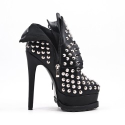 Bottine noire en simili cuir orné de clous