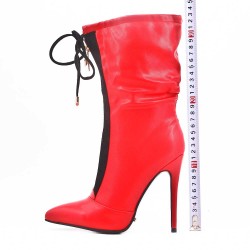 Bottine rouge avec talon aiguille 