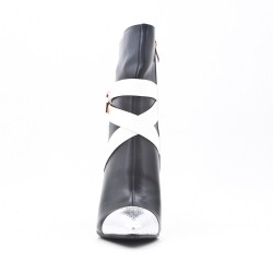Bottine en simili cuir noire avec talon aiguille 