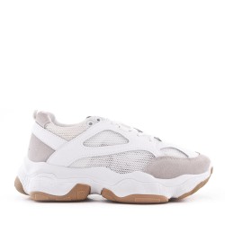Sneakers with laces