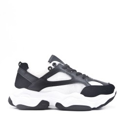 Sneakers with laces