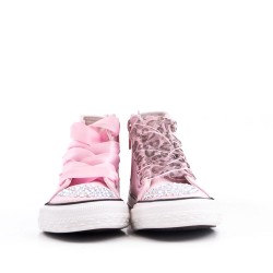 Lace-up tennis shoe