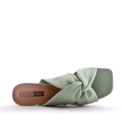 Sandalia de confort en piel sintética con tacón pequeño