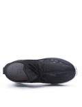 Calzado deportivo de mujer hecho de materiales textiles