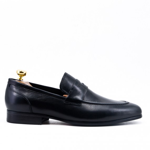 Mocasín negro con cuero de reborde