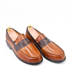 Leather moccasin with flange