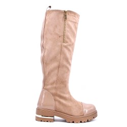 Boot in a mix of materials for fall and winter