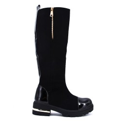 Boot in a mix of materials for fall and winter