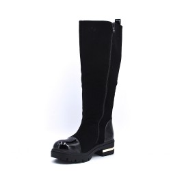 Boot in a mix of materials for fall and winter