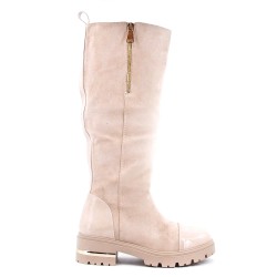 Boot in a mix of materials for fall and winter