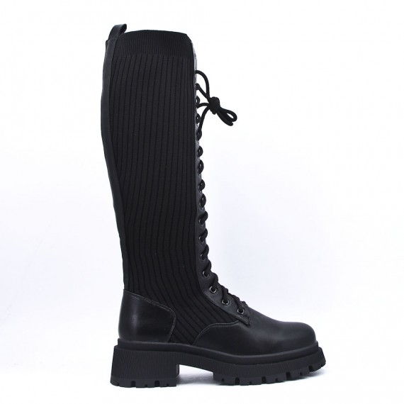 Boot in a mix of materials for fall and winter