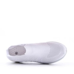 Calzado deportivo de mujer hecho de materiales textiles