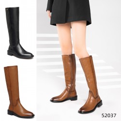 Bota en una mezcla de materiales para otoño e invierno.