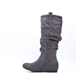 Boot in a mix of materials for fall and winter