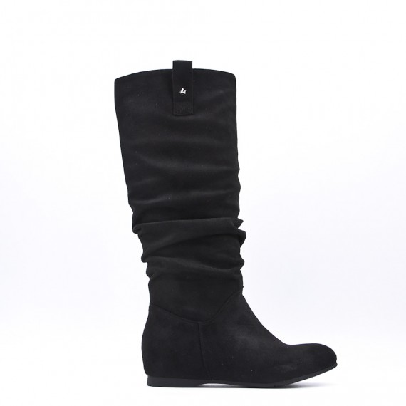 Boot in a mix of materials for fall and winter