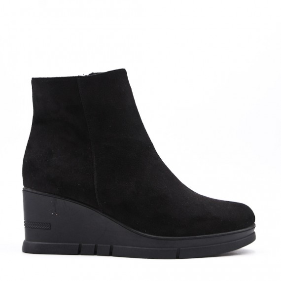 Ankle boot in faux suede