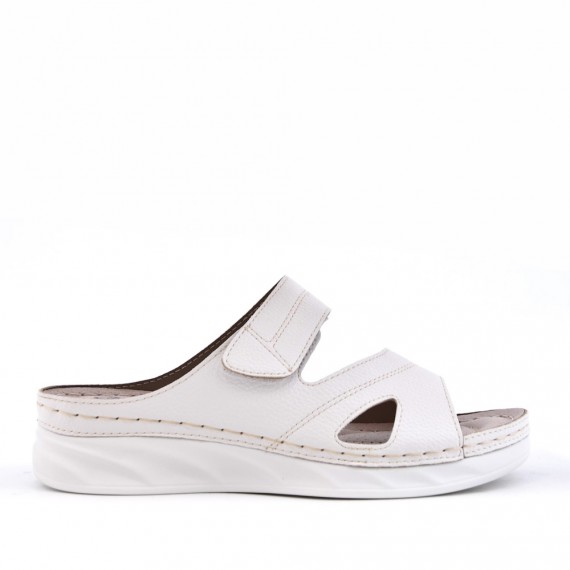 Comfort sandal in faux leather