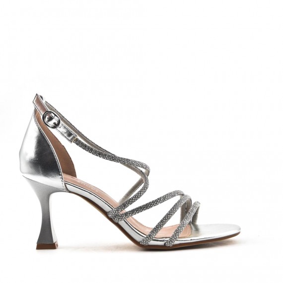 Zapatos de tacón adornados con pedrería