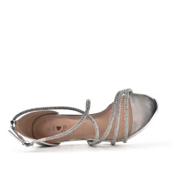 Zapatos de tacón adornados con pedrería