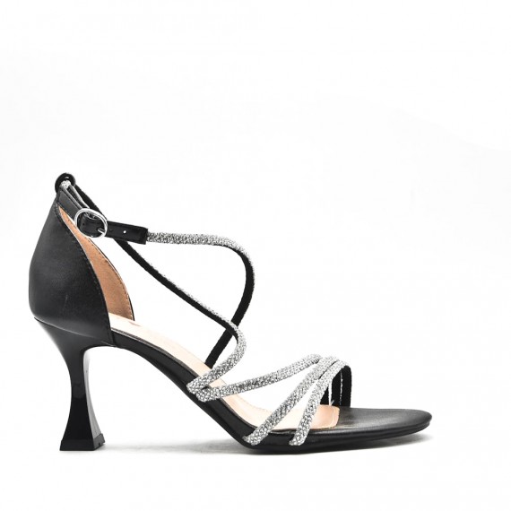 Zapatos de tacón adornados con pedrería