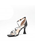 Zapatos de tacón adornados con pedrería