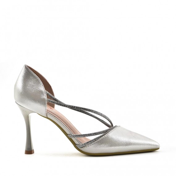 Zapatos de tacón adornados con pedrería