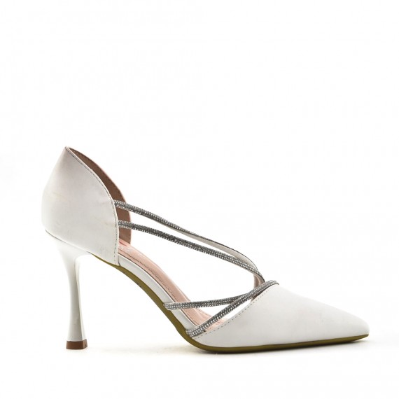 Zapatos de tacón adornados con pedrería