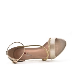 Zapatos de tacón adornados con pedrería