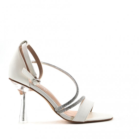 Zapatos de tacón adornados con pedrería