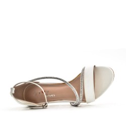 Zapatos de tacón adornados con pedrería