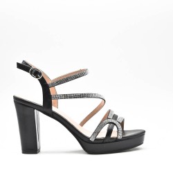 Zapatos de tacón adornados con pedrería