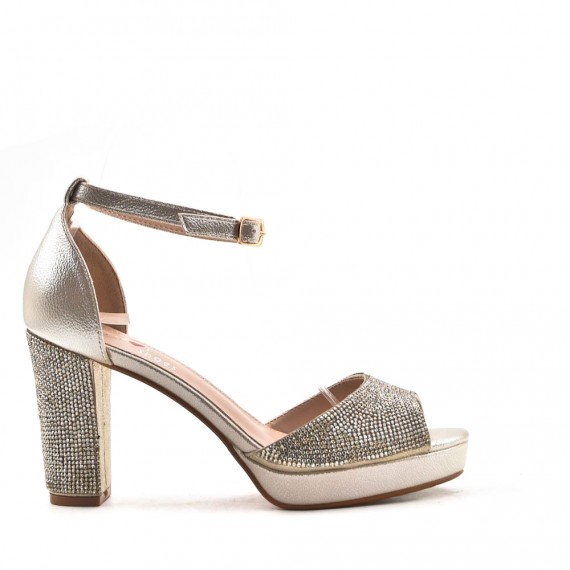 Zapatos de tacón adornados con pedrería