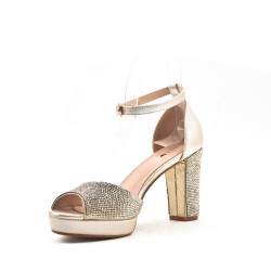 Zapatos de tacón adornados con pedrería