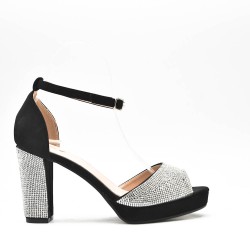 Zapatos de tacón adornados con pedrería