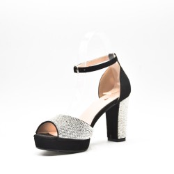 Zapatos de tacón adornados con pedrería