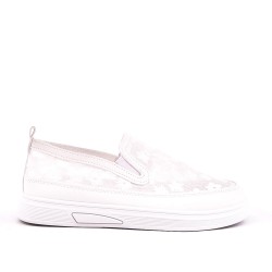 Calzado deportivo de mujer hecho de materiales textiles