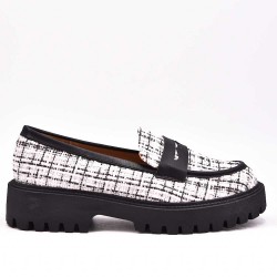 Mocassin en toile brodée