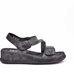 Mixed-materials sandal
