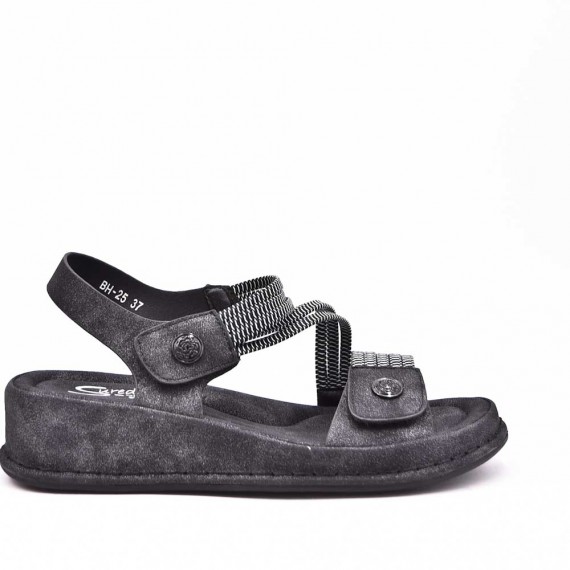 Mixed-materials sandal
