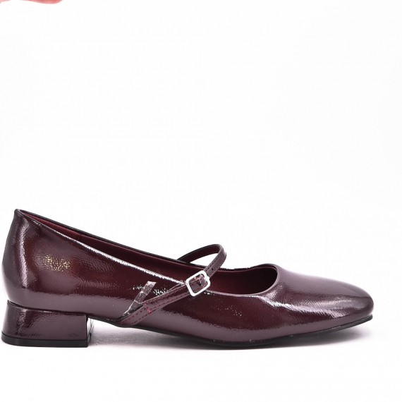 Heeled ballerina with a strap