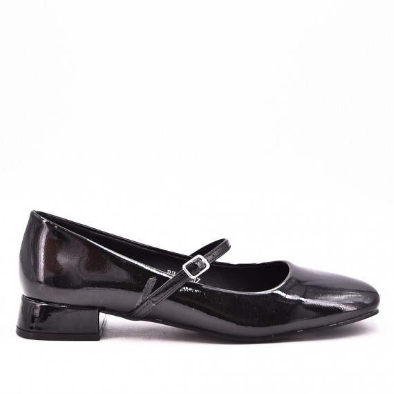 Heeled ballerina with a strap