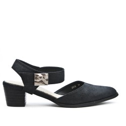 Black sandal with pointed toe