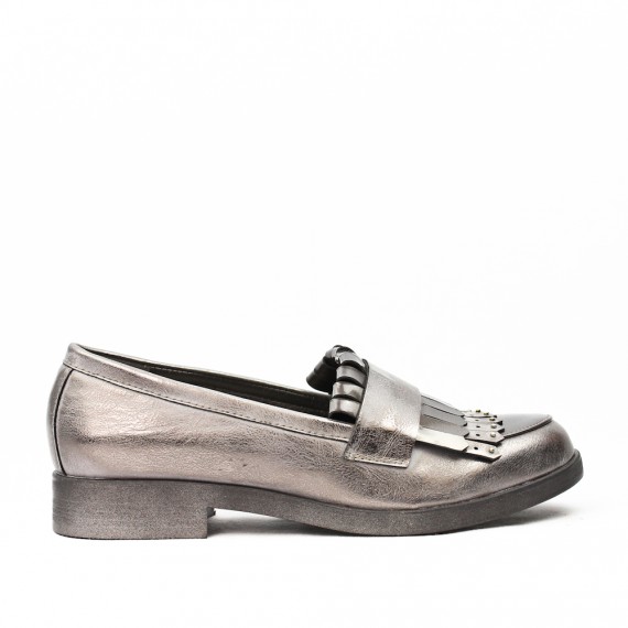 Gray moccasin in faux leather with bangs