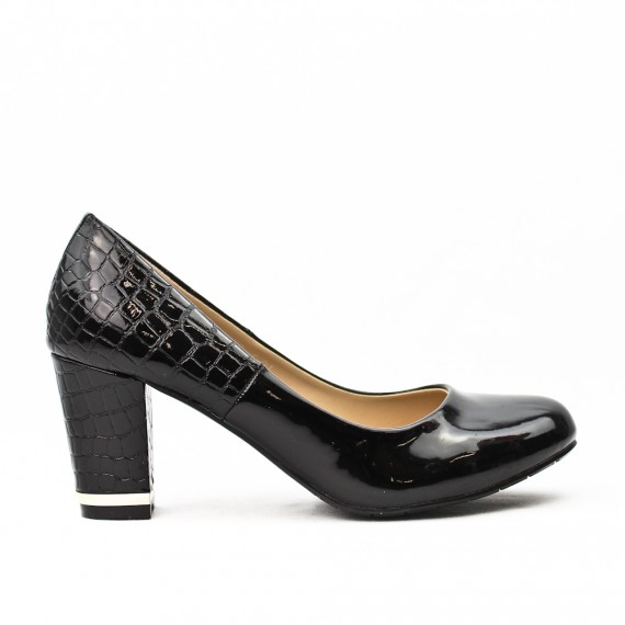 Black patent leather pump