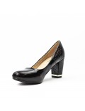 Black patent leather pump