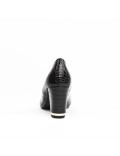 Black patent leather pump